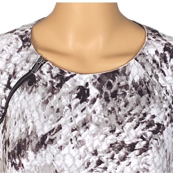 CALVIN KLEIN JEANS white and grey, snakeskin design, jersey t-shirt. Medium. EUC - Picture 2 of 14